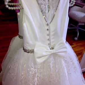 COPY - Gorgeous communion gown . Stunning classy and sparkle 💖